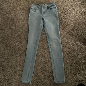light wash levi jeans